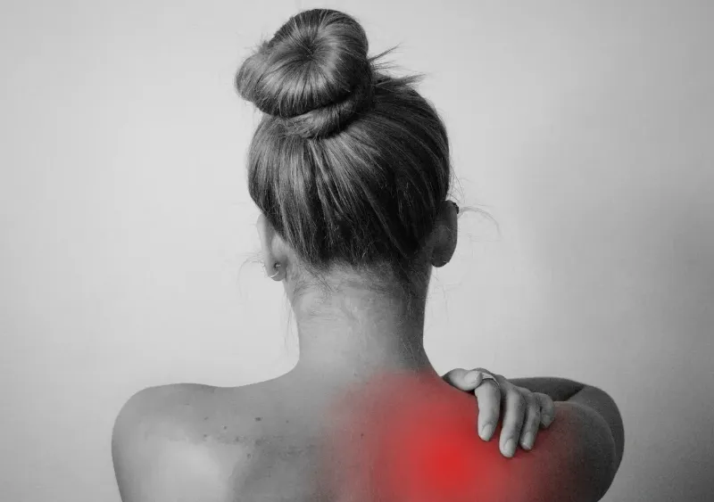 woman with upper back pain on her right side